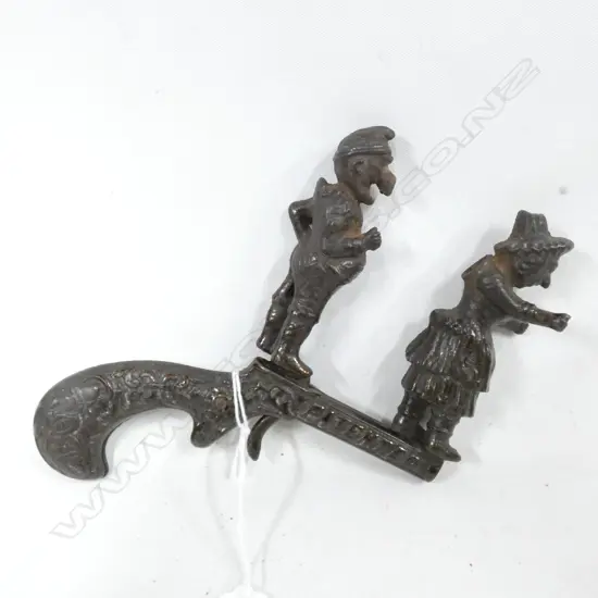 OLD PATENTED CAST IRON PUNCH & JUDY GUN. L. 125MM